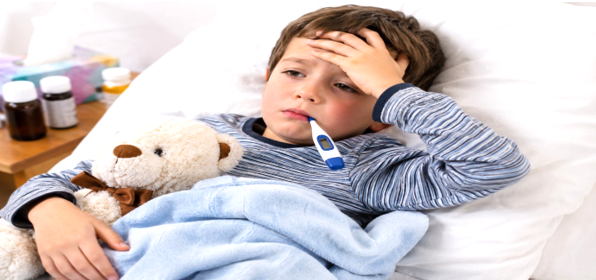 أخطاء شائعة قد ترتكبها الأمهات عند علاج ارتفاع حرارة الأطفال... وما الذي يجب فعله؟
